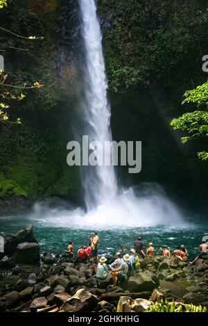 Touristes et locaux visitant la cascade de la Fortuna au Costa Rica Banque D'Images