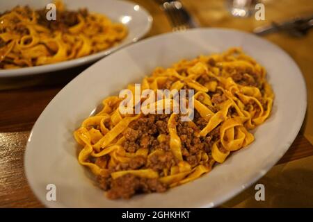 Gros plan Tagliatelle al ragu, pâtes à la bolognaise avec un riche ragu à la menthe aromatisé à l'oignon, à l'ail, au poireau, à la feuille de Laurier, aux tomates et au vin Banque D'Images