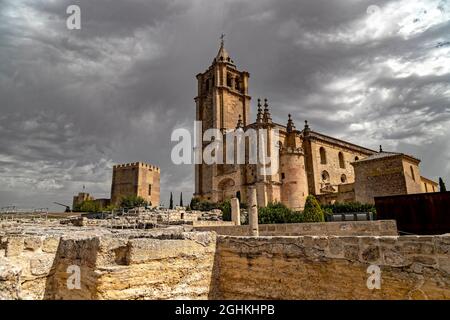 Alcala la Real, Espagne. 23 août 2021. L'église de la Grande Abbaye a été érigée dans la forteresse de la Mota pour l'abbaye du Conseil Royal. Banque D'Images