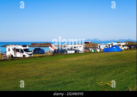 De nombreuses tentes et voitures de camping sur la plage de Hovsvika dans les îles Lofoten, en Norvège Banque D'Images