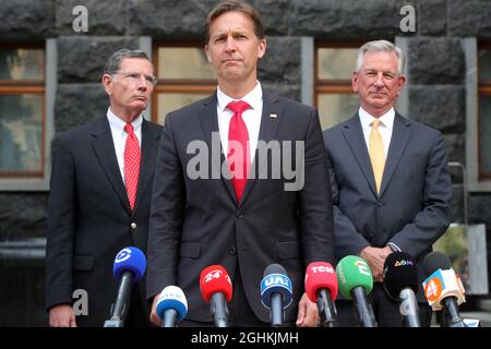 Non exclusif: KIEV, UKRAINE - 06 SEPTEMBRE 2021 - les sénateurs américains John Barrasso, Ben Sasse et Tommy Tuberville (de gauche à droite) sont photographiés pendant le briefin Banque D'Images