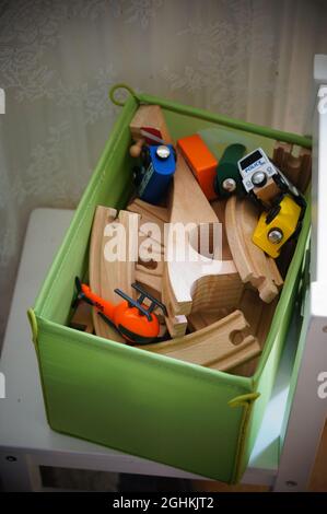 La boîte de rangement en plastique est remplie de nombreuses voitures modèles jouets. Banque D'Images