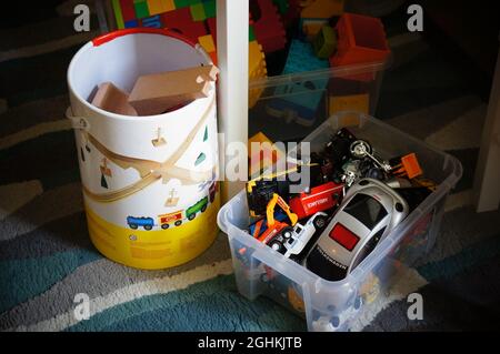 POZNAN, POLOGNE - 03 décembre 2016 : boîte de rangement en plastique remplie de nombreuses voitures modèles. Banque D'Images