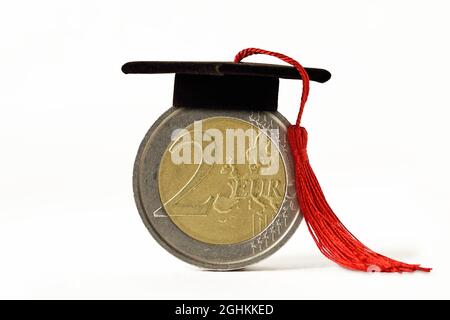 Euro pièce avec remise des diplômes - concept de l'argent et de l'éducation Banque D'Images
