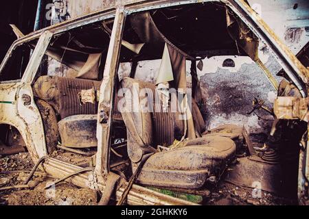 Garage avec voiture rouillée et abandonnée et textures en bois Banque D'Images