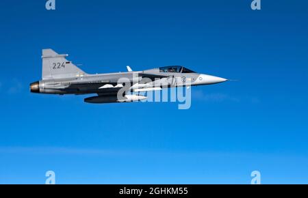 Stockholm, Suède. 07septembre 2021. L'un des deux avions de l'armée de l'air suédoise escortant l'avion transportant le président Steinmeier et son épouse à Stockholm de la frontière suédoise jusqu'à l'atterrissage. Le président Steinmeier et sa femme sont en Suède pour une visite d'État de trois jours à l'invitation du couple royal suédois. Credit: Bernd von Jutrczenka/dpa/Alamy Live News Banque D'Images
