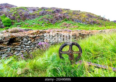 Vestiges anciens d'un téléphérique de mine de cuivre utilisé pour transporter le minerai de cuivre le long de la piste jusqu'au sommet de Mynydd Sygyn, Snowdonia, pays de Galles, Royaume-Uni Banque D'Images