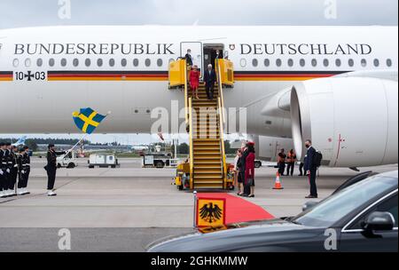 Stockholm, Suède. 07septembre 2021. Le président fédéral Frank-Walter Steinmeier et son épouse Elke Büdenbender sont accueillis par la princesse Victoria et le prince Daniel de Suède à l'aéroport de Stockholm-Arlanda. Le président Steinmeier et sa femme sont en Suède pour une visite d'État de trois jours à l'invitation du couple royal suédois. Credit: Bernd von Jutrczenka/dpa/Alamy Live News Banque D'Images