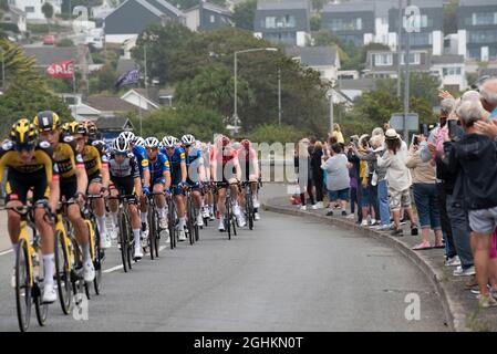 Les cavaliers dans le peloton dans la phase d'ouverture de l'emblématique Tour de Grande-Bretagne 2021 - connu comme le Grand départ comme il visite la ville de Newquay dans les Cornouailles Banque D'Images