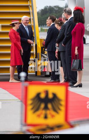 Stockholm, Suède. 07septembre 2021. Le président fédéral Frank-Walter Steinmeier et son épouse Elke Büdenbender (l) sont accueillis par la princesse Victoria et le prince Daniel de Suède à l'aéroport de Stockholm-Arlanda. Le président fédéral Steinmeier et sa femme sont en Suède pour une visite d'État de trois jours à l'invitation du couple royal suédois. Credit: Bernd von Jutrczenka/dpa/Alamy Live News Banque D'Images