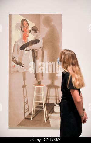 Hayward Gallery, Londres, Royaume-Uni. 07septembre 2021. Un assistant pose avec Lisa Brice, Chorley (2020). Le mélange de la peinture aujourd'hui à la Hayward Gallery est une exposition de groupe qui souligne l'émergence du Royaume-Uni en tant que centre international vital de la peinture contemporaine. Il rassemble 31 peintres contemporains dont le travail s'inspire librement de sources d'images, de techniques et de traditions variées. Il sera du 9 septembre au 12 décembre crédit: Imagetraceur/Alamy Live News Banque D'Images