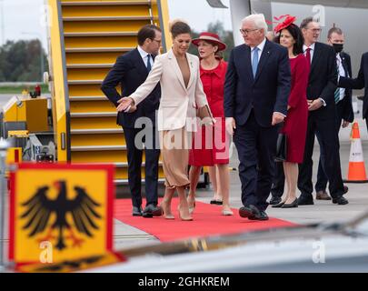 Stockholm, Suède. 07septembre 2021. Le président fédéral Frank-Walter Steinmeier et son épouse Elke Büdenbender sont accueillis par la princesse Victoria et le prince Daniel de Suède à l'aéroport de Stockholm-Arlanda. Joachim Bertele, Ambassadeur d'Allemagne en Suède, et sa femme Christina Beinhoff se tiennent derrière eux à droite. Le président Steinmeier et sa femme sont en Suède pour une visite d'État de trois jours à l'invitation du couple royal suédois. Credit: Bernd von Jutrczenka/dpa/Alamy Live News Banque D'Images