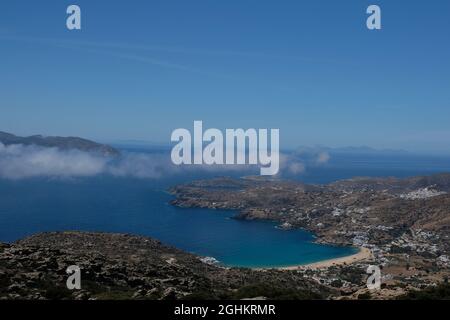 Vue panoramique sur la belle plage de Mylopotas et une partie du village depuis un point de vue à iOS Grèce Banque D'Images