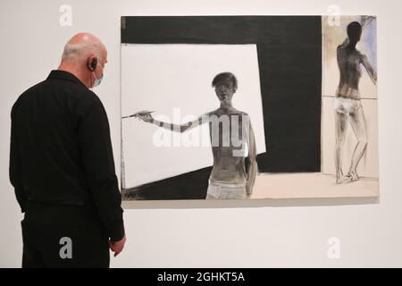 Hayward Gallery, Londres, Royaume-Uni. 07septembre 2021. Un assistant pose avec Merlin James, deux figures (2020). Le mélange de la peinture aujourd'hui à la Hayward Gallery est une exposition de groupe qui souligne l'émergence du Royaume-Uni en tant que centre international vital de la peinture contemporaine. Il rassemble 31 peintres contemporains dont le travail s'inspire librement de sources d'images, de techniques et de traditions variées. Il sera du 9 septembre au 12 décembre crédit: Imagetraceur/Alamy Live News Banque D'Images