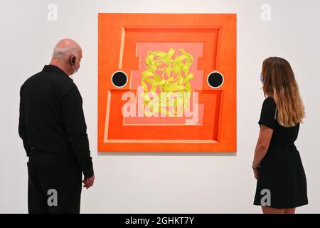 Hayward Gallery, Londres, Royaume-Uni, le 7 septembre 2021. Les assistants posent avec Daniel Sinsel, sans titre (2021). Le tableau de Hayward Gallery est une exposition de groupe qui souligne l’émergence du Royaume-Uni en tant que centre international vital de la peinture contemporaine. Il rassemble 31 peintres contemporains dont le travail s'inspire librement de sources d'images, de techniques et de traditions variées. Il est valable du 9 septembre au 12 décembre Banque D'Images