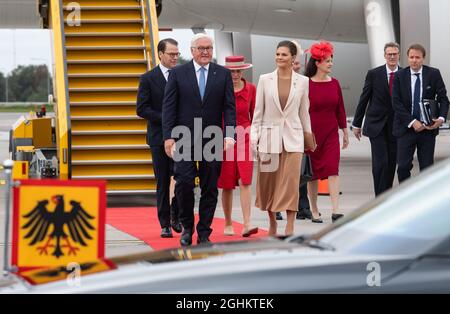 Stockholm, Suède. 07septembre 2021. Le président fédéral Frank-Walter Steinmeier (2e à partir de la gauche) et son épouse Elke Büdenbender (3e à partir de la gauche) sont accueillis à l'aéroport de Stockholm-Arlanda par la princesse Victoria (au centre) et le prince Daniel (à gauche) de Suède. Le président Steinmeier et sa femme sont en visite d'État de trois jours en Suède à l'invitation du couple royal suédois. Credit: Bernd von Jutrczenka/dpa/Alamy Live News Banque D'Images