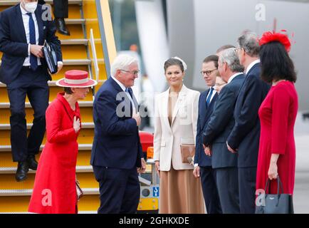Stockholm, Suède. Le 05septembre 2021. Le président Steinmeier et Elke Büdenbender sont accueillis à leur arrivée par la princesse Victoria et le prince Daniel.Christina Beinhoff och Dr. Joachim Bertele Tysklands nya amörer i Sverige. Aéroport d'Arlanda, Stockholm (Suède) le 5 septembre 2021. Photo de Patrik C Osterberg/Stella Pictures/ABACAPRESS.COM Credit: Abaca Press/Alay Live News Banque D'Images