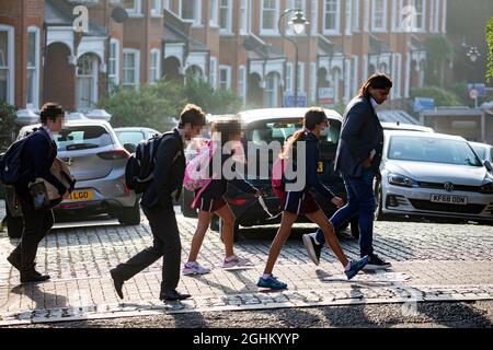 Pic montre: Retour à l'école à Highgate North London en tant qu'enfants et adolescents, beaucoup dans les masques de retour pour le jour d'ouverture de la nouvelle année scolaire et le nouveau t Banque D'Images