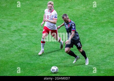 Varsovie, Pologne. 02 septembre 2021. Kamil Jozwiak de Pologne et Lorenc Trashi d'Albanie en action lors de la coupe du monde de la FIFA 2022 Qatar qualifiant match entre la Pologne et l'Albanie au stade PGE Narodowy. (Note finale; Pologne 4:1 Albanie) (photo de Mikolaj Barbanell/SOPA Images/Sipa USA) crédit: SIPA USA/Alay Live News Banque D'Images