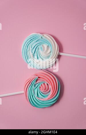 Carte de voeux Journée internationale de la femme le 8 mars. Deux meringues pastel sous la forme du numéro huit. Concept minimal. Banque D'Images