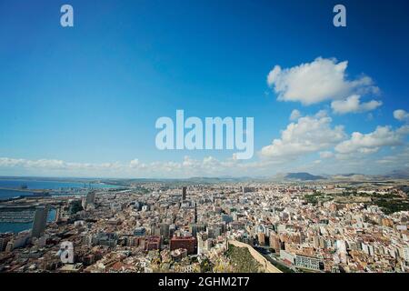 Vue sur le centre-ville d'Alicante depuis le château de Santa Bárbara, Espagne Banque D'Images