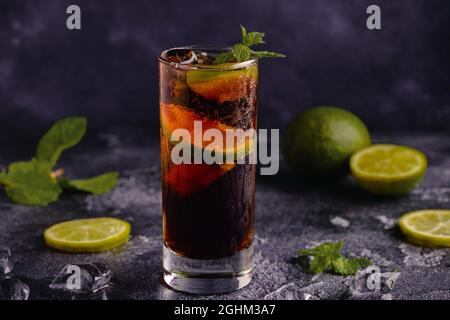 Cocktail au rhum et au Cola Cuba libre avec du citron vert et de la glace Banque D'Images