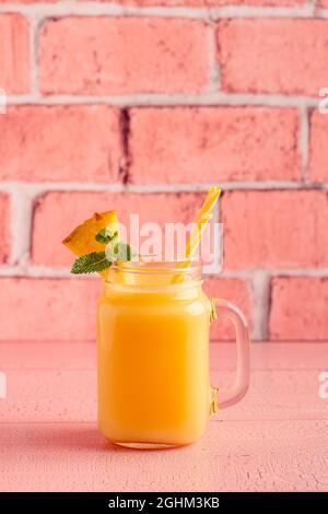 Smoothie à l'ananas tropical dans un pot de maçon, mise au point sélective. Banque D'Images