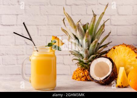 Smoothie à l'ananas tropical dans un pot de maçon, mise au point sélective. Banque D'Images
