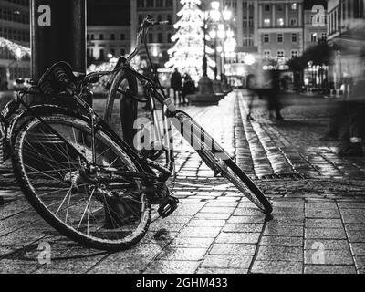 vélo dans le centre de la vieille ville de nuit sur fond bokeh lumière éclat dans l'architecture de nuit Banque D'Images