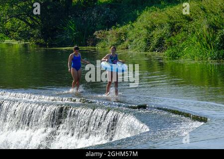 Warleigh Weir, Bath, Royaume-Uni. 7 septembre 2021. La vague de chaleur de septembre et le ciel clair amènent les gens à Warleigh Weir pour se rafraîchir. Les gens sont arrivés tôt pour prendre l'un des endroits limités dans ce très populaire endroit sauvage de baignade et de pagayage. Crédit : JMF News/Alay Live News Banque D'Images