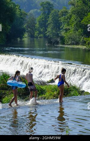 Warleigh Weir, Bath, Royaume-Uni. 7 septembre 2021. La vague de chaleur de septembre et le ciel clair amènent les gens à Warleigh Weir pour se rafraîchir. Les gens sont arrivés tôt pour prendre l'un des endroits limités dans ce très populaire endroit sauvage de baignade et de pagayage. Crédit : JMF News/Alay Live News Banque D'Images