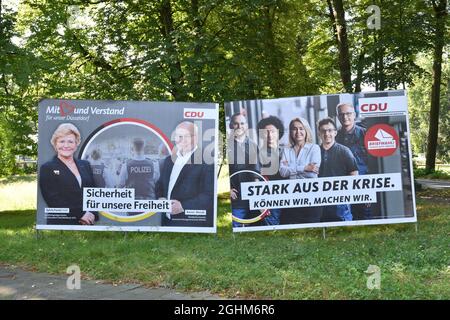 Düsseldorf, Allemagne - 02 septembre 2021 : affiches publicitaires et bannières pour les élections fédérales allemandes. Affiche. CDU.Sylvia Pantel. Rainer Wendt. Banque D'Images