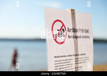 La municipalité de Motala déconseille de nager dans cinq sites de baignade du lac Vättern. La raison en est des niveaux élevés ou très élevés de bactéries e-coli, entre autres choses. Banque D'Images