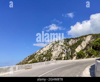 Route escarpée de montagne de galets de Gialos avec ciel bleu clair, île de Lefkada, Grèce. Excursion pittoresque d'une journée ensoleillée en été Banque D'Images