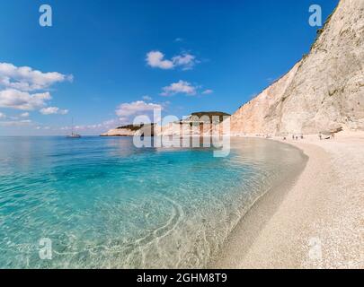 Marbre blanc Porto Katsiki Pebble Beach Tide avec eau claire azur. Gros plan sur la côte de l'île de Lefkada avec des falaises abruptes en Grèce. Vacances d'été Banque D'Images