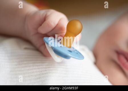 vue rapprochée de la main de la sucette de bébé Banque D'Images