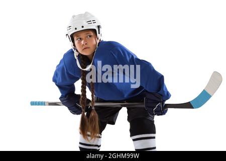 Portrait horizontal court de la jeune joueuse de hockey féminine en uniforme bleu avec bâton isolé sur fond blanc Banque D'Images