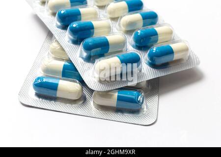 Capsules bleues et blanches en gros plan Banque D'Images