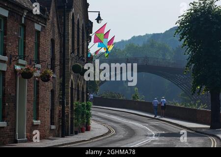 Ironbridge Shropshire West Midlands Royaume-Uni Worlds First Ironbridge Spanning River Severn a ouvert ses portes en 1781. Lieu de naissance de la révolution industrielle. Banque D'Images