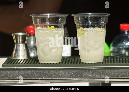 Stand vendant des boissons alcoolisées et non alcoolisées sur le marché agricole de Prague Banque D'Images