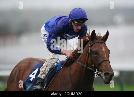 Photo du dossier datée du 21-10-2020 d'Adam Kirby à bord de Hurricane Lane sur le chemin de gagner les futures Stayers de l'EBF britannique Novice Stakes à l'hippodrome de Newmarket. Date de publication : le mardi 7 septembre 2021. Banque D'Images