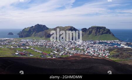 Vue sur la ville de Heimaey depuis le volcan voisin, Eldfell. Banque D'Images