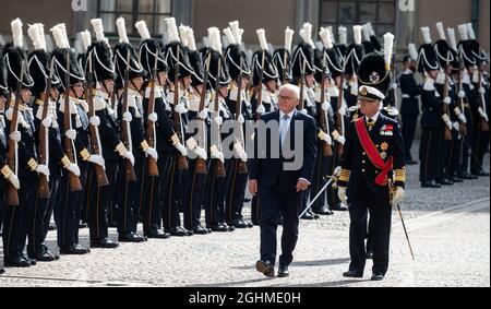 Stockholm, Suède. 07septembre 2021. Le président fédéral Frank-Walter Steinmeier est accueilli avec des honneurs militaires par le roi Carl XVI Gustaf au Palais Royal. Le président Steinmeier et sa femme sont en Suède pour une visite d'État de trois jours à l'invitation du couple royal suédois. Credit: Bernd von Jutrczenka/dpa/Alamy Live News Banque D'Images