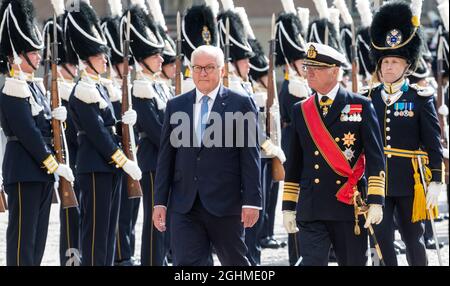 Stockholm, Suède. 07septembre 2021. Le président fédéral Frank-Walter Steinmeier est accueilli avec des honneurs militaires par le roi Carl XVI Gustaf au Palais Royal. Le président Steinmeier et sa femme sont en Suède pour une visite d'État de trois jours à l'invitation du couple royal suédois. Credit: Bernd von Jutrczenka/dpa/Alamy Live News Banque D'Images