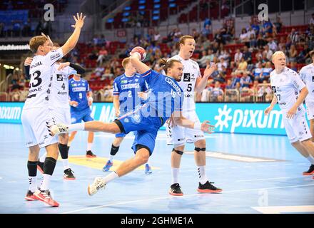 Marcel TIMM (Lemgo) au tir de saut, contre de gauche à droite Rune DAHMKE (KI), Sander SAGOSEN (KI), Patrick WIENCEK (KI), action, lancer, Goal Throw, Handball Super Cup 2021, THW Kiel (KI) - TBV Lemgo Lippe 30:29, le 4 septembre 2021 à Düsseldorf/Allemagne. Â Banque D'Images