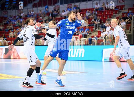 Düsseldorf, Allemagne. Le 05septembre 2021. Gedeon GUARDIOLA (Lemgo) au tir de saut, action, lancer, but lancer, l. Domagoj DUVNJAK (KI), r. Patrick WIENCEK (KI) Handball Super Cup 2021, THW Kiel (KI) - TBV Lemgo Lippe 30:29, on 04.09.2021 à Düsseldorf/Allemagne. Crédit : dpa/Alay Live News Banque D'Images