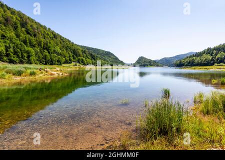 Paysage au lac de Kruth-Wildenstein en Alsace, France avec ciel bleu, forêts vertes et gras en été Banque D'Images