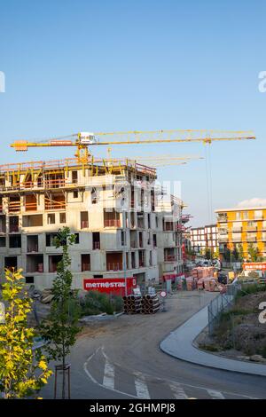 Prague, République Tchèque - 04.09.2021: Construction d'un nouveau bâtiment résidentiel moderne avec une grue autour de Vackov dans le district de Zizkov à Prague 3, Tchèque Banque D'Images