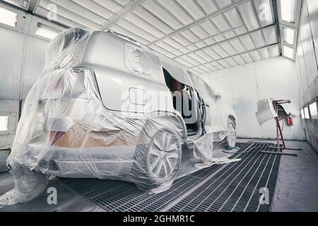 Voiture dans une salle de revêtement prête pour la peinture Banque D'Images