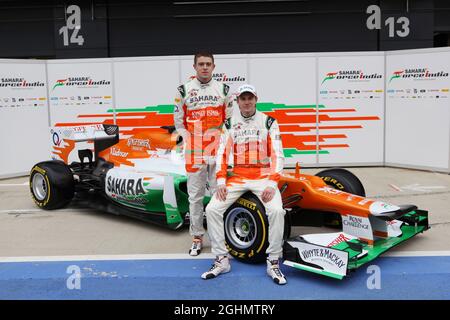 03.02.2012 Silverstone, Angleterre, Nico Hulkenberg (GER) et Paul di Resta (GBR) - lancement de l'équipe de Formule 1 Sahara Force India VJM05 - Banque D'Images